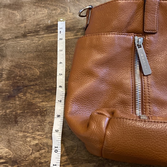 Michael Kors Tote with zipper detail - Picture 9 of 12